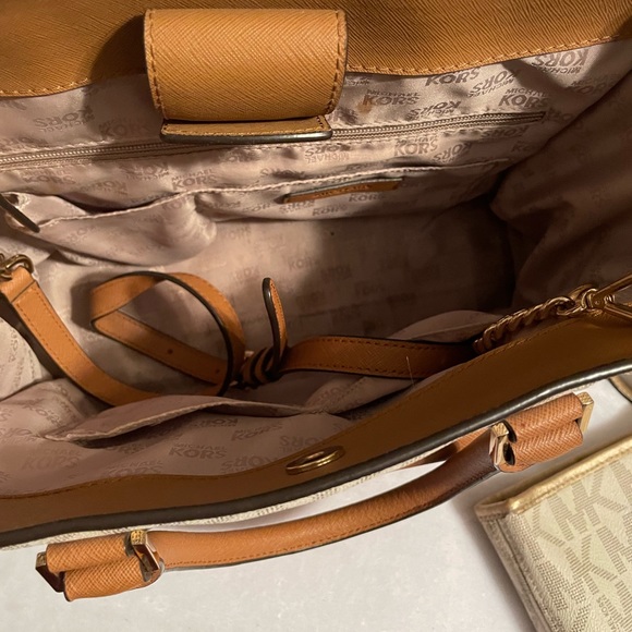 2 Michael kors bags - Picture 16 of 16